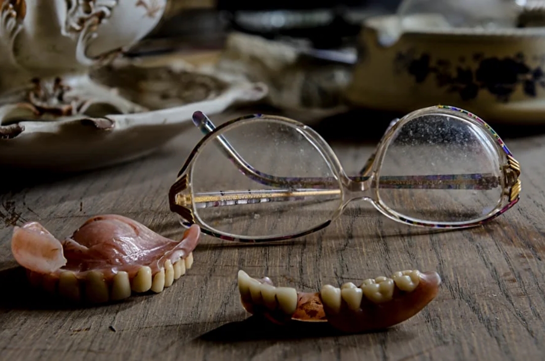 Eating with Dentures in Calgary, AB: A Guide to Enjoying Your Favorite Foods